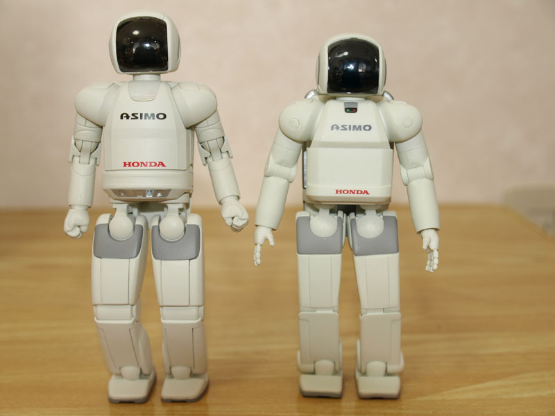 Illustration for article titled New Asimo Action Figures Are Heads Better than Old Asimos Action Figures